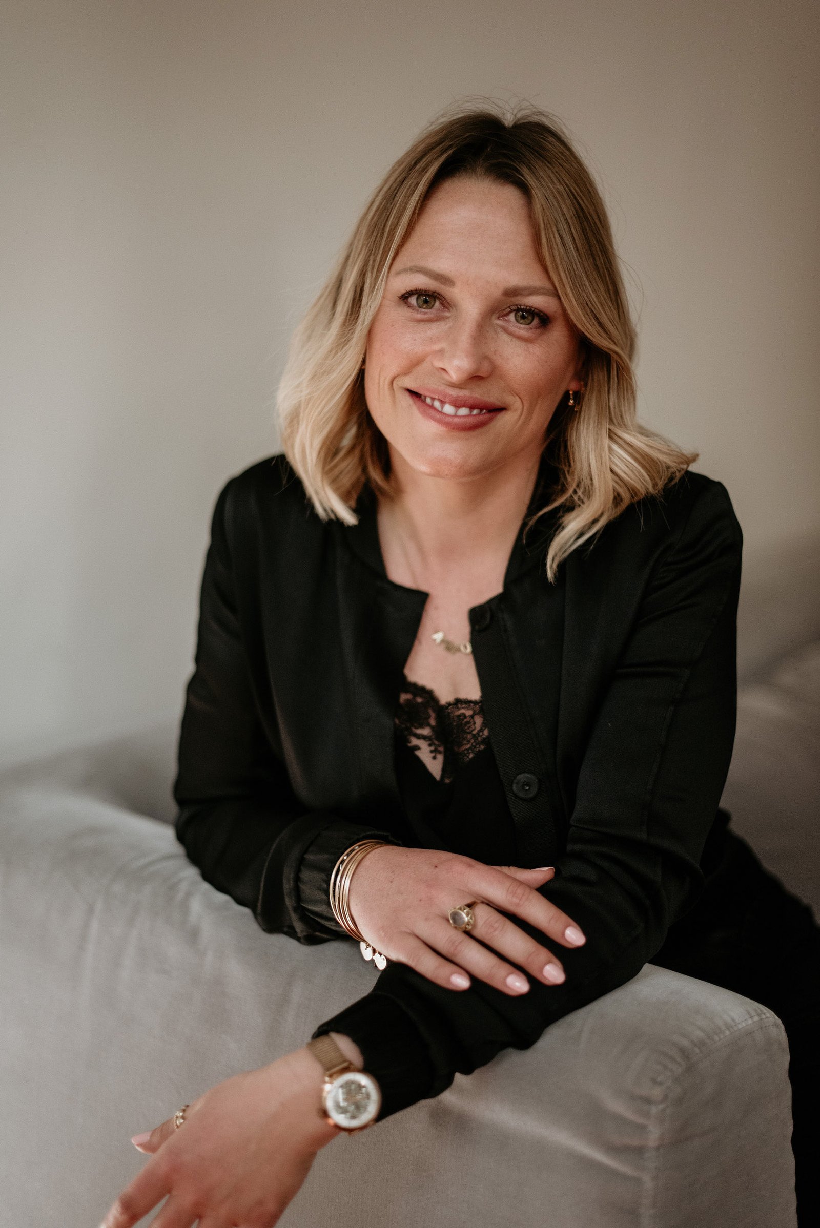 Portrait de wedding planner souriante offrant prestations d’organisation et coordination de mariage sur mesure en Provence