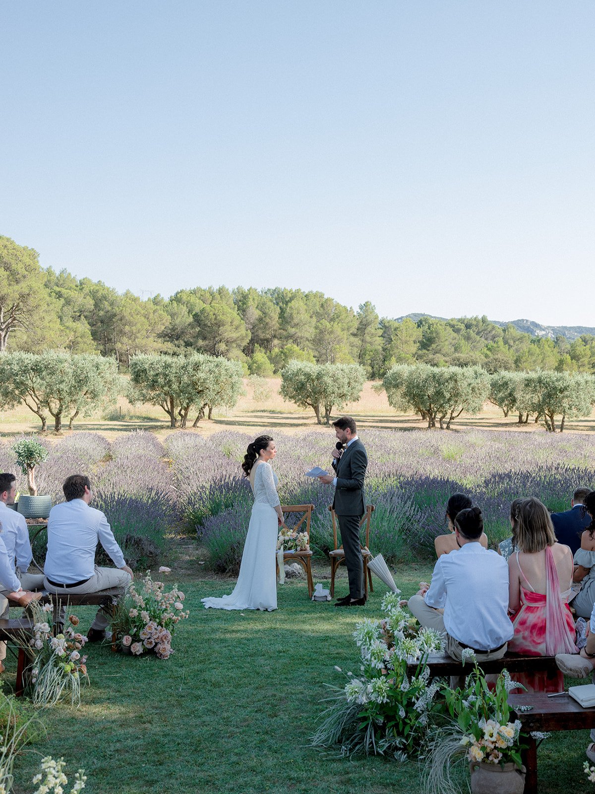 Cérémonie intime en Provence entre lavandes et oliviers, wedding planner organisatrice, échange de vœux au Mas de la Rose