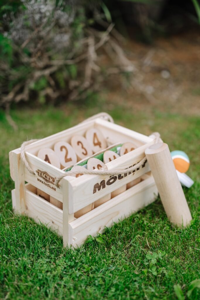 Jeu Mölkky en bois présenté en caisse pour animation mariage en Provence, location wedding planner pour vin d'honneur