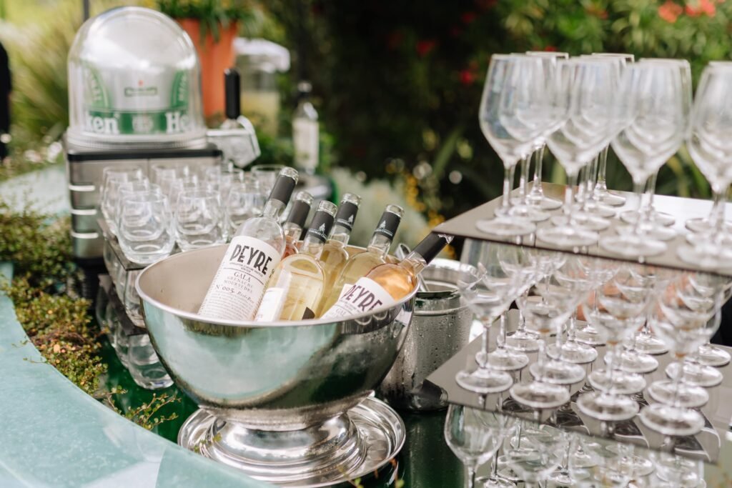 Service champagne et vin rosé en seau glacé avec rangée de flûtes et verres prêts pour réception d'entreprise en provence organisé par une corporate event planner en provence